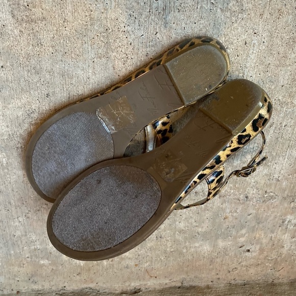 Marc Fisher Womens 5 Leopard Animal Print Gold Buckle Thong Sandals - Picture 4 of 7